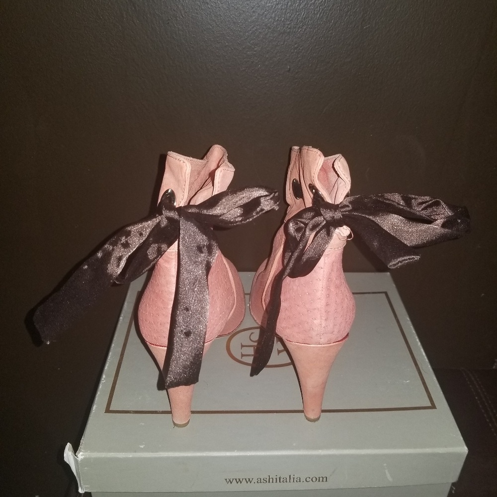Shoes - Picture 4 of 5